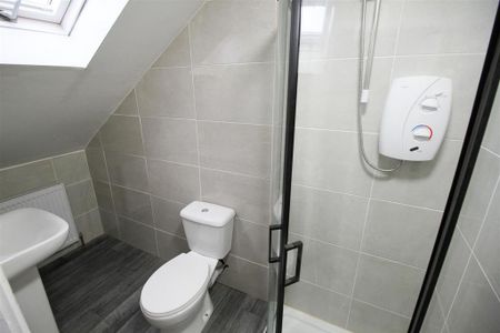 1 bedroom in a house share to rent - Photo 2