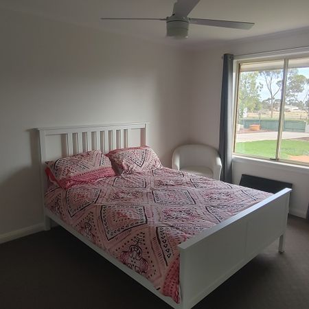 5-bedroom shared house / townhouse, Ronda Ave - Photo 4