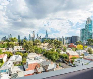 Large, Top Floor Apartment with Amazing City Views! - Photo 6