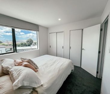 Modern Townhouse, 2 Bedroom + Study with Garage - Photo 5