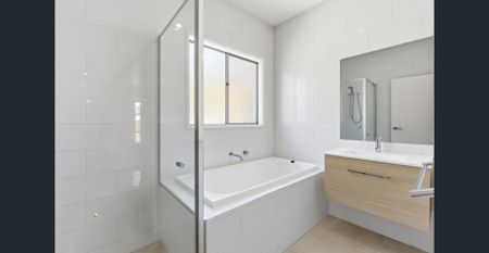 Brand New 4 Bedder Family House unbeatable LOW Price $630 pw - Photo 2