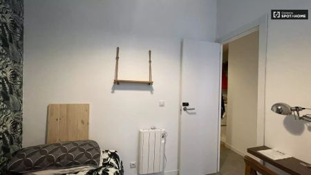 Single Bed in Rooms for rent in 6-bedroom apartment in Lavapies, Madrid - Photo 5