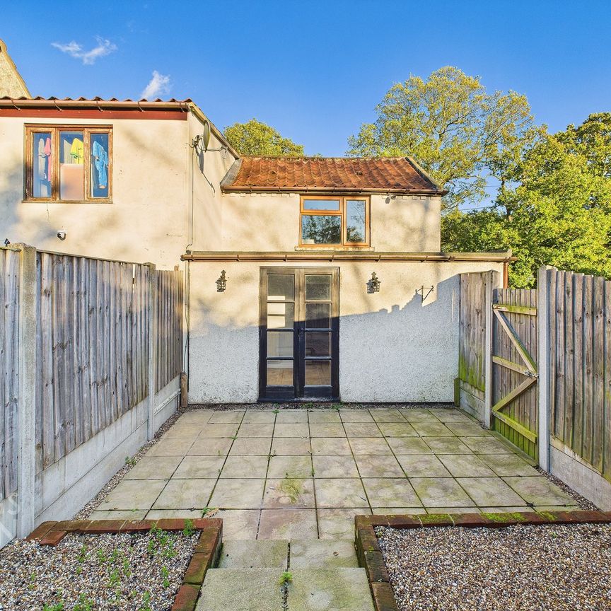 The Green, Freethorpe, Norwich - Photo 1