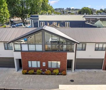 Modern Townhouse Living - Photo 2