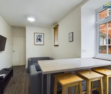 6 bedroom Town house To Let - Photo 3