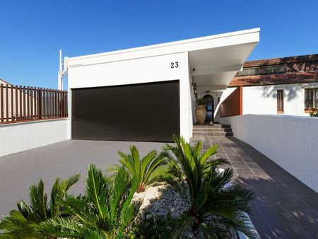 Unique Penthouse With Iconic Harbour Views & The Ambience Of A Private Villa - Photo 2