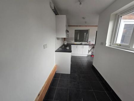 3 bedroom terraced house to rent - Photo 3