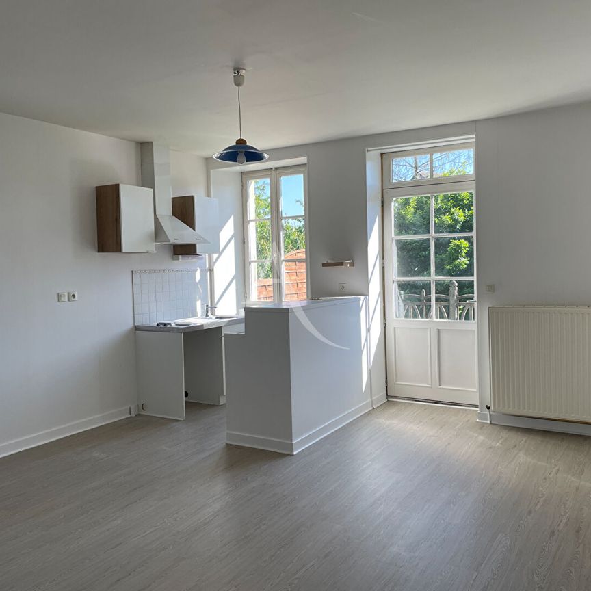 Location Appartement 1 pièce 32m² FONTENAY LE COMTE 85200 - Photo 1