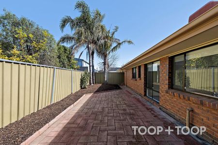 Upgraded courtyard home - Photo 3