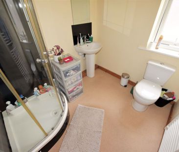 2 bedroom Flat in Low Close Street, Leeds - Photo 1