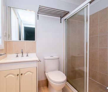 Two Bedroom Townhouse Close to Shops - Photo 6