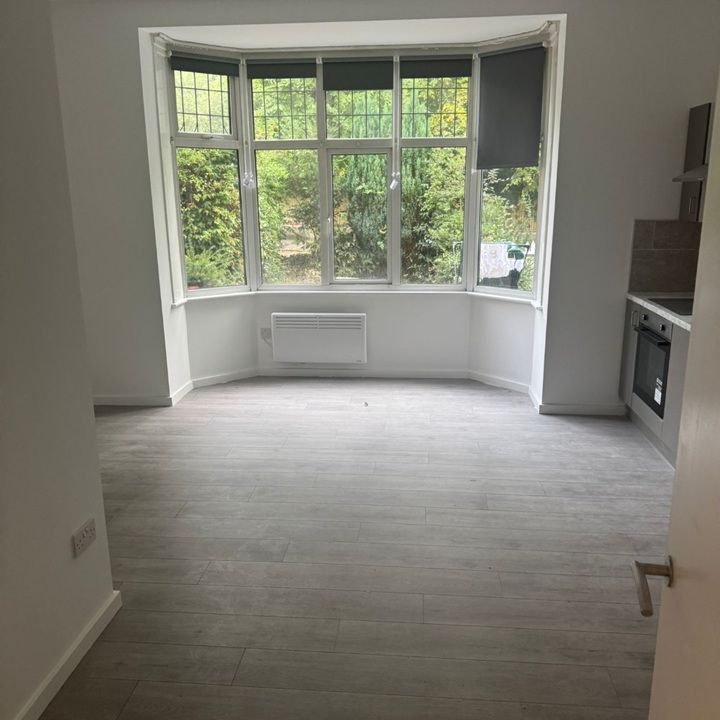 2 Bed Flat, Harewood Road, CR2 - Photo 1