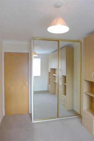 2 bedroom retirement property to rent - Photo 4