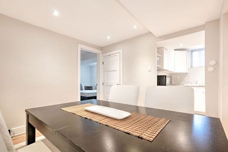 2 Bed 1 Bath - Furnished Semi-Basement - Photo 3