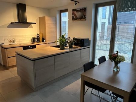 Modern gelijkvloers BEN- appartement met 2 slaapkamers, voor+achtertuin + garage - Foto 2