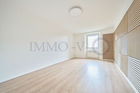 SPACIOUS TRI-LEVEL WITH CHARM AND BALCONY-TERRACE - Photo 3