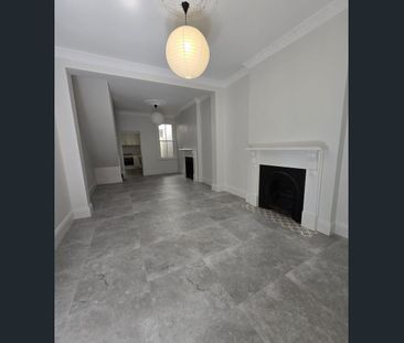Beautifully Renovated Terrace in Prime Redfern Location - Photo 1