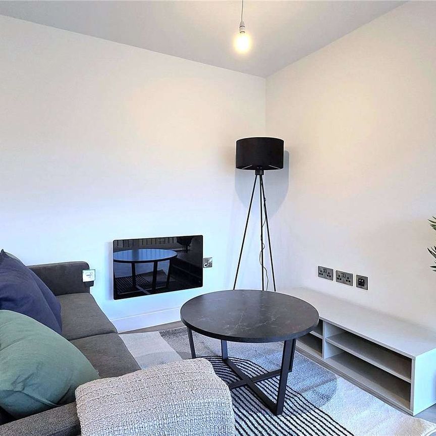 AVAILABLE NOW! | FULLY FURNISHED | BRAND NEW DEVELOPMENT FINISHED TO A HIGH QUALITY | COMMUNAL GARDEN SPACES | EXCELLENT TRANSPORT LINKS | SECURE ENTRY SYSTEM | COMMUNAL LOUNGE - Photo 1