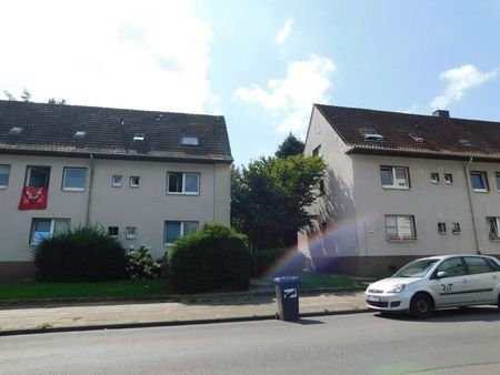 Großzügige 4-R-Erdgeschosswohnung mit gemeinschaftlicher Rasenfläche hinterm Haus! - Foto 4