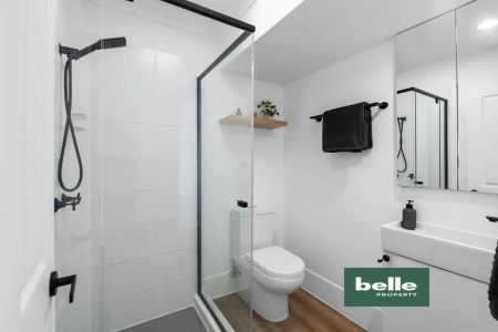 Stylish Top-Floor Apartment with Park Views - Photo 4