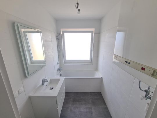 Erstbezug nach Sanierung - 2 Balkone - Bezirk Jakomini - Photo 1