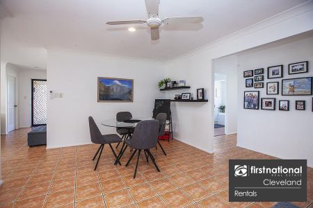 ENTERTAINERS DELIGHT WITH HUGE SPARKLING POOL FOR QLD SUMMER! - Photo 4