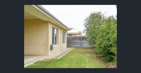 Spacious 4x2 Family Home - Prime Location! - Photo 2