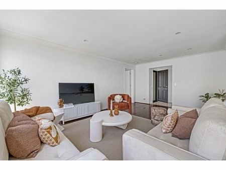 11 Ensenada Court, Broadbeach Waters QLD 4218 - House For Rent | Domain - Photo 2