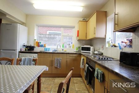 4 bedroom semi-detached house to rent - Photo 5