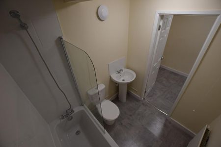 3 bedroom end of terrace house to rent - Photo 4