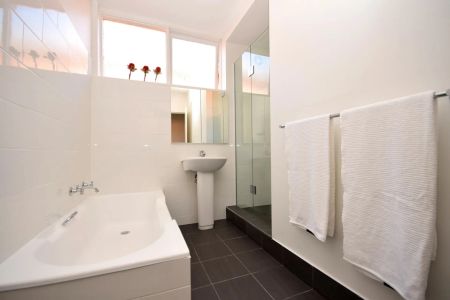 FIRST FLOOR APARTMENT IN DELIGHTFUL TREE-LINED STREET - Photo 5