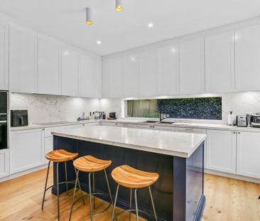 Luxuriously Designed, Near New, Stylish And Sun Kissed Executive St... - Photo 1