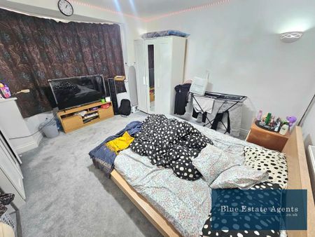4 bedroom semi-detached house to rent - Photo 3