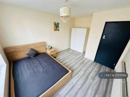 4 bedroom flat to rent - Photo 2