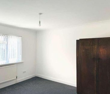 Chairborough Road, High Wycombe, HP12 - Photo 3