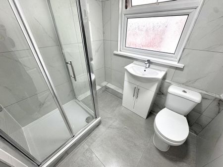 4 bedroom semi-detached house to rent - Photo 3