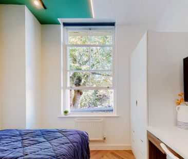 Studio Executive - Photo 4