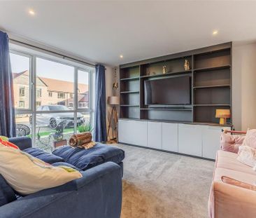 4 bedroom end of terrace house to rent - Photo 1