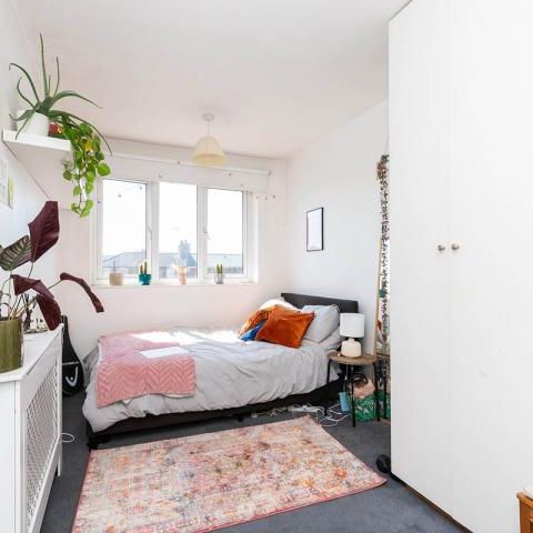 Arranged over 2 floors in the De Beauvoir area is this 2 bed plus study - Photo 1