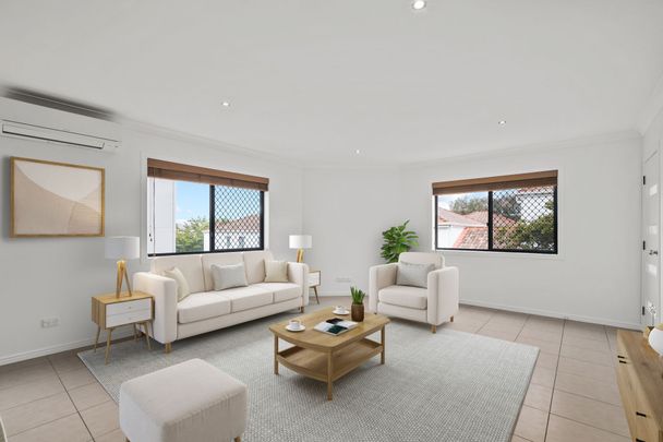 Spacious Recently Refurbished, Convenient & Comfortable. - Photo 1