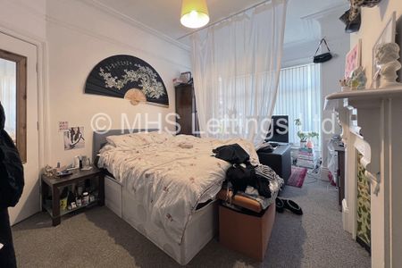 6 Bedroom Mid Terraced House for rent in Headingley Avenue - Photo 2