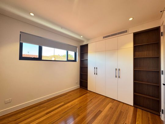 Near New 5 bedroom Luxury Duplex with Granny flat - Photo 1