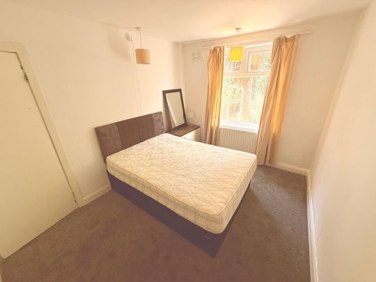 Botwell Lane, Hayes - Photo 1