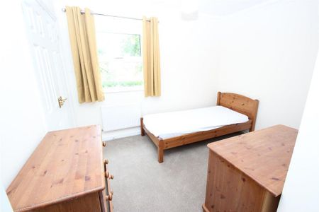 3 bedroom flat to rent - Photo 2