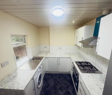 4 bedroom terraced house to rent - Photo 5
