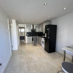 double room in two bedroom flat for two females- £800 - Photo 2