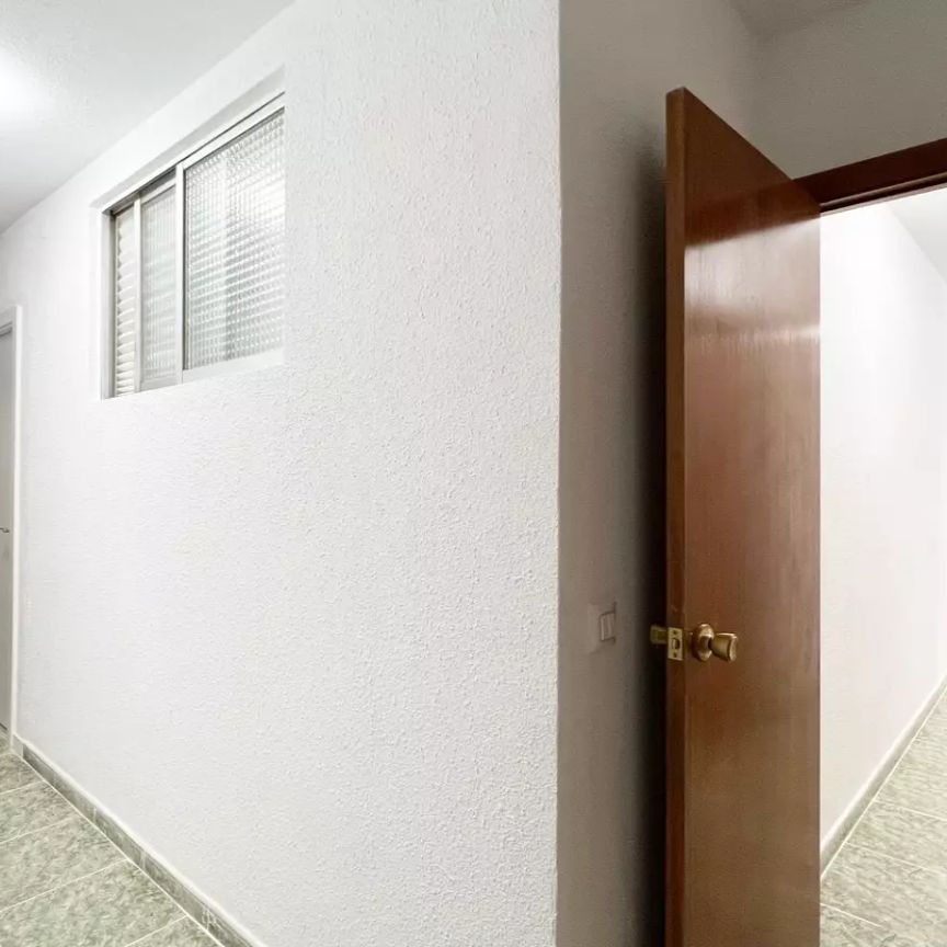 Room in a shared 9-bedroom apartment for rent in Universidad. - Photo 1