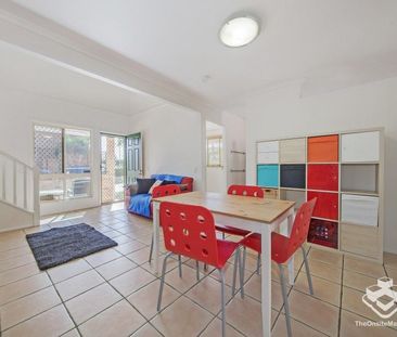 This standalone townhouse with 4 air-cons & free swimming pool, wal... - Photo 5