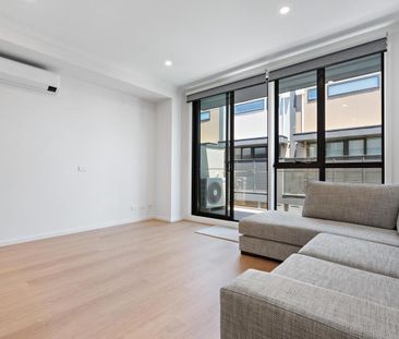 $530/w Almost New Triple Level Townhouse Great Location - Photo 2