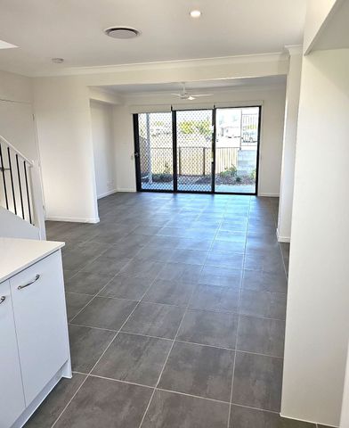 AVAILABLE 07/11/2025 - 3 BEDROOM - 2 BATHROOM - DUCTED AIR-CONDITIONING - Photo 2